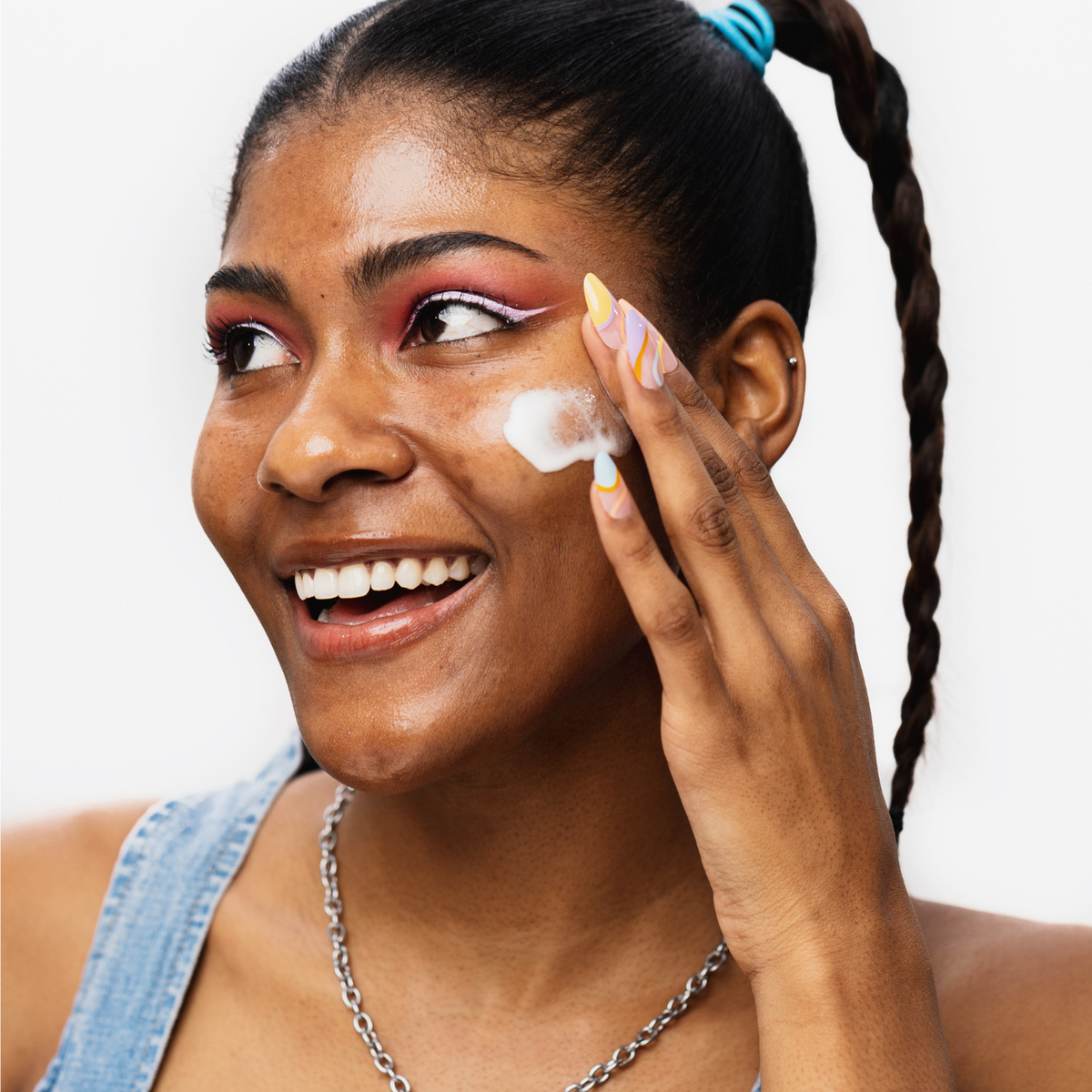 Model Applying Oat So Simple Water Cream